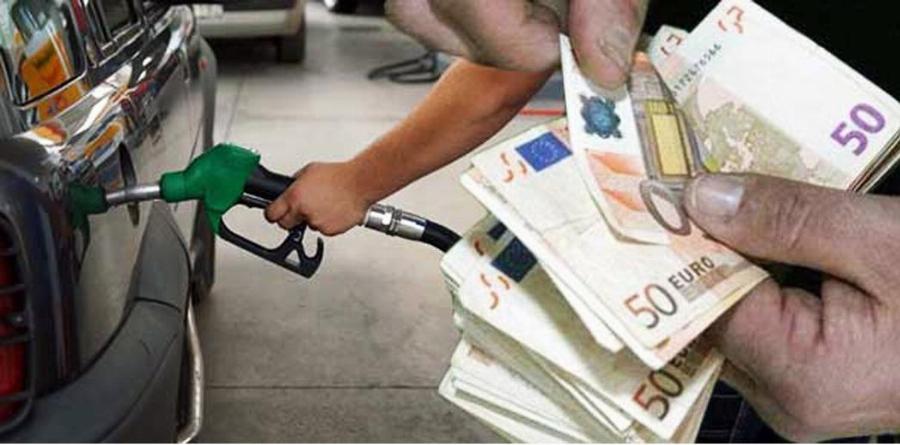 Πάρτυ στο Twitter για τη βενζίνη: «Ζήτησα να μου βάλουν 5 ευρώ και μου έδωσαν να μυρίσω τη μάνικα»
