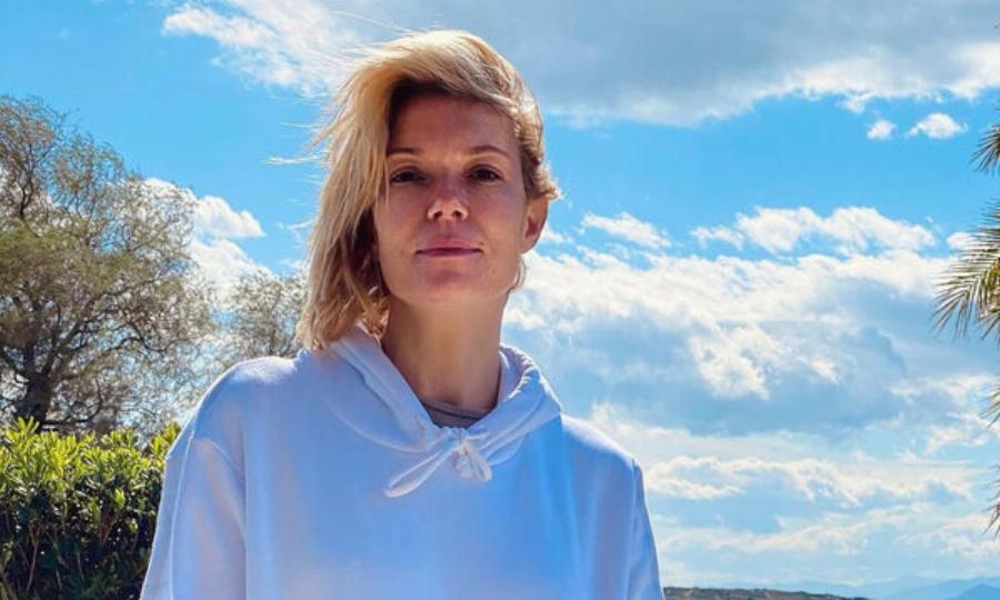 Πράξη αγάπης από την Βίκυ Καγιά: Φιλοξενεί στο σπίτι της οικογένεια Ουκρανών προσφύγων και τον σκύλο τους