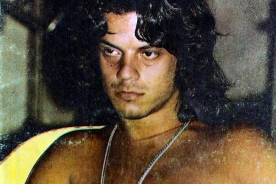 Βλάσης Μπονάτσος: Η ιστορία του «Γαρύφαλλου», το απαγορευμένο βίντεο, ο θυελλώδης έρωτας με τη Βουγιουκλάκη και το άδοξο τέλος στα 55 του