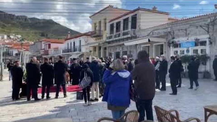 Το τελευταίο αντίο στον Δημήτρη Κοντομηνά: Συντετριμμένη η μονάκριβη κόρη του, Μαρία