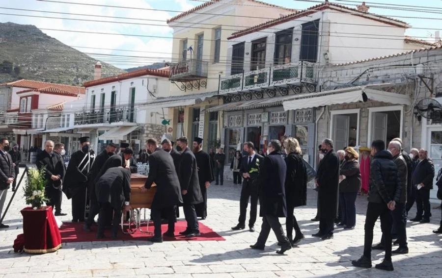 Το τελευταίο αντίο στον Δημήτρη Κοντομηνά: Συντετριμμένη η μονάκριβη κόρη του, Μαρία