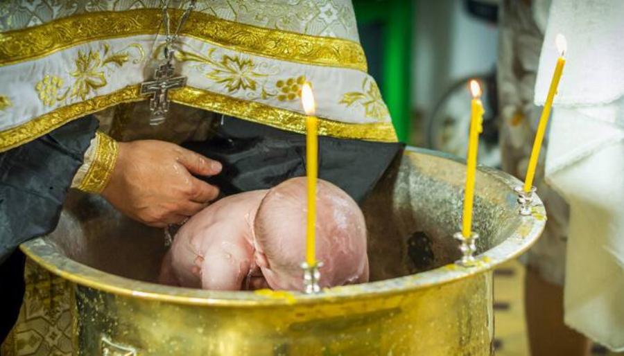 Είναι παράνομο να ζητούν οι ιερείς λεφτά σε βαφτίσεις και γάμους;