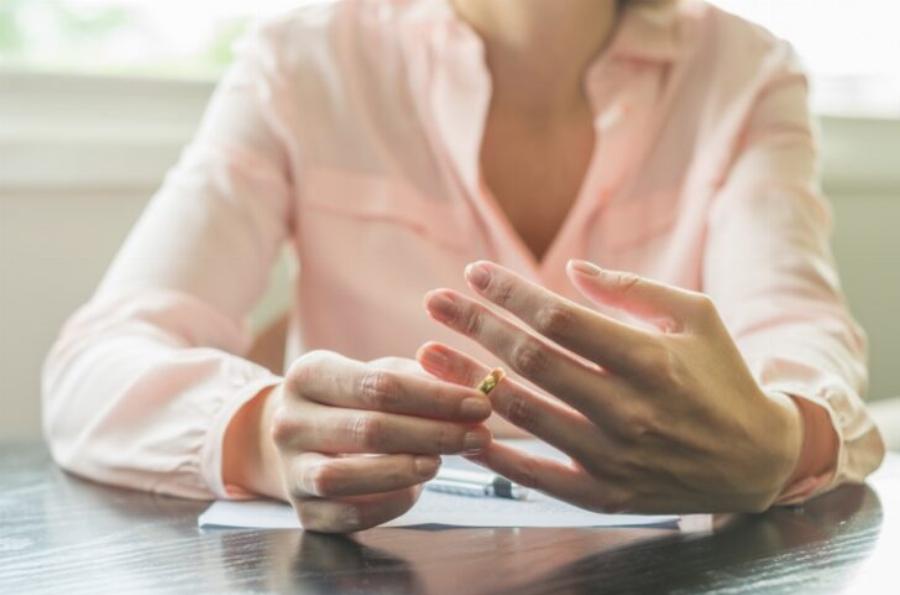 Απατημένη σύζυγος: «Ο άντρας μου έχει εξωσυζυγική σχέση εδώ και 2 χρόνια αλλά τον ανέχομαι επειδή δεν θέλω να τον χάσω»