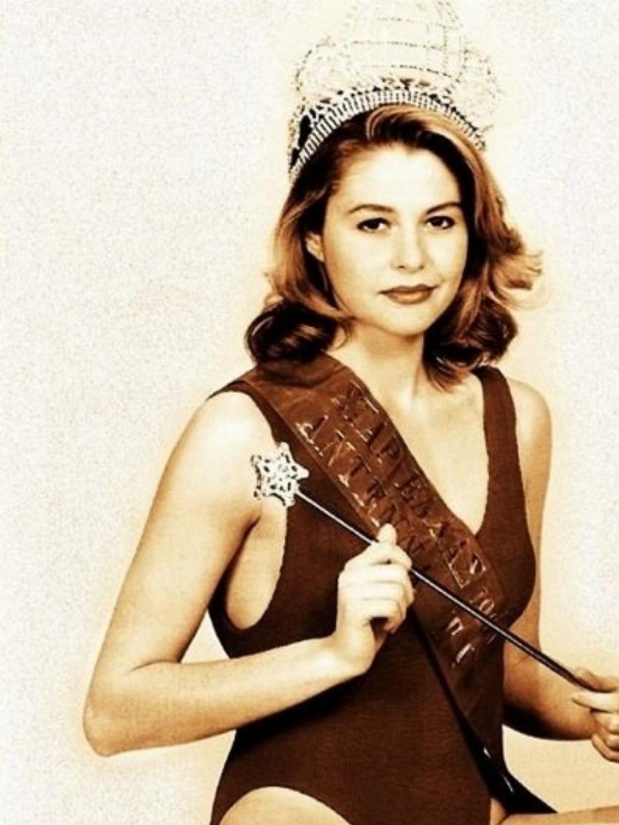 Τζένη Μπαλατσινού: Ο τίτλος της Σταρ Ελλάς, το διαζύγιο με τον Κωστόπουλο, οι κόρες της, ο γάμος με τον Κικίλια και η εγκυμοσύνη