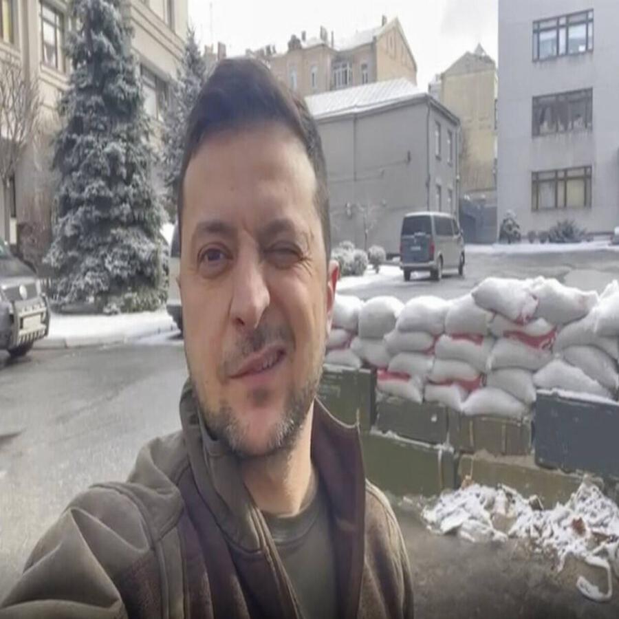 Δεν εγκαταλείπει το Κίεβο ο Ζελένσκι – Νέες εξελίξεις στον πόλεμο της Ουκρανίας: Έφθασε στην Αττάλεια ο Κουλέμπα