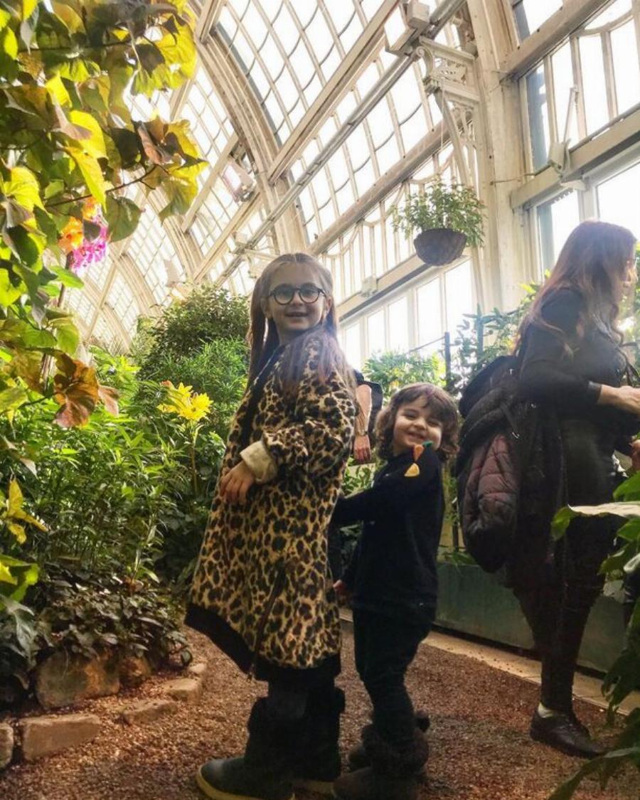 Ζενεβιέβ Μαζαρή: Σπάνιες οικογενειακές φωτογραφίες – Ποζάρει χωρίς μακιγιάζ μαζί με τα παιδιά της, που κληρονόμησαν την τσαχπινιά της