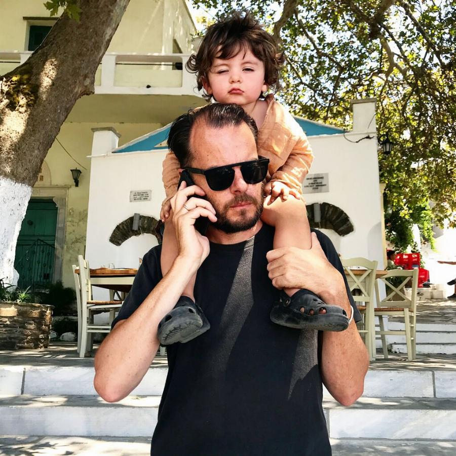 Ζενεβιέβ Μαζαρή: Σπάνιες οικογενειακές φωτογραφίες – Ποζάρει χωρίς μακιγιάζ μαζί με τα παιδιά της, που κληρονόμησαν την τσαχπινιά της