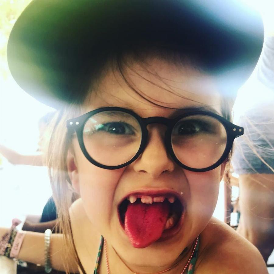 Ζενεβιέβ Μαζαρή: Σπάνιες οικογενειακές φωτογραφίες – Ποζάρει χωρίς μακιγιάζ μαζί με τα παιδιά της, που κληρονόμησαν την τσαχπινιά της