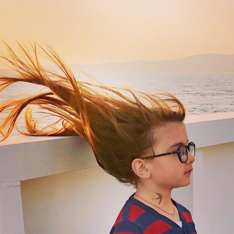 Ζενεβιέβ Μαζαρή: Σπάνιες οικογενειακές φωτογραφίες – Ποζάρει χωρίς μακιγιάζ μαζί με τα παιδιά της, που κληρονόμησαν την τσαχπινιά της