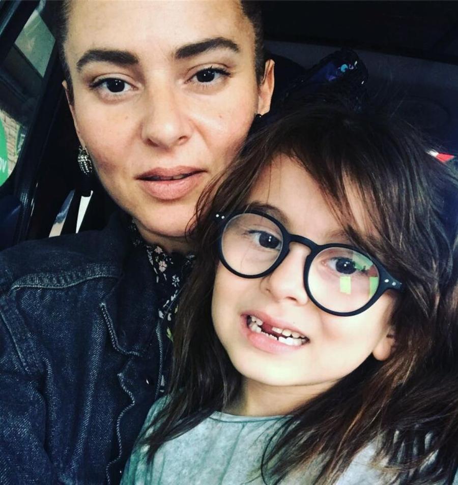 Ζενεβιέβ Μαζαρή: Σπάνιες οικογενειακές φωτογραφίες – Ποζάρει χωρίς μακιγιάζ μαζί με τα παιδιά της, που κληρονόμησαν την τσαχπινιά της