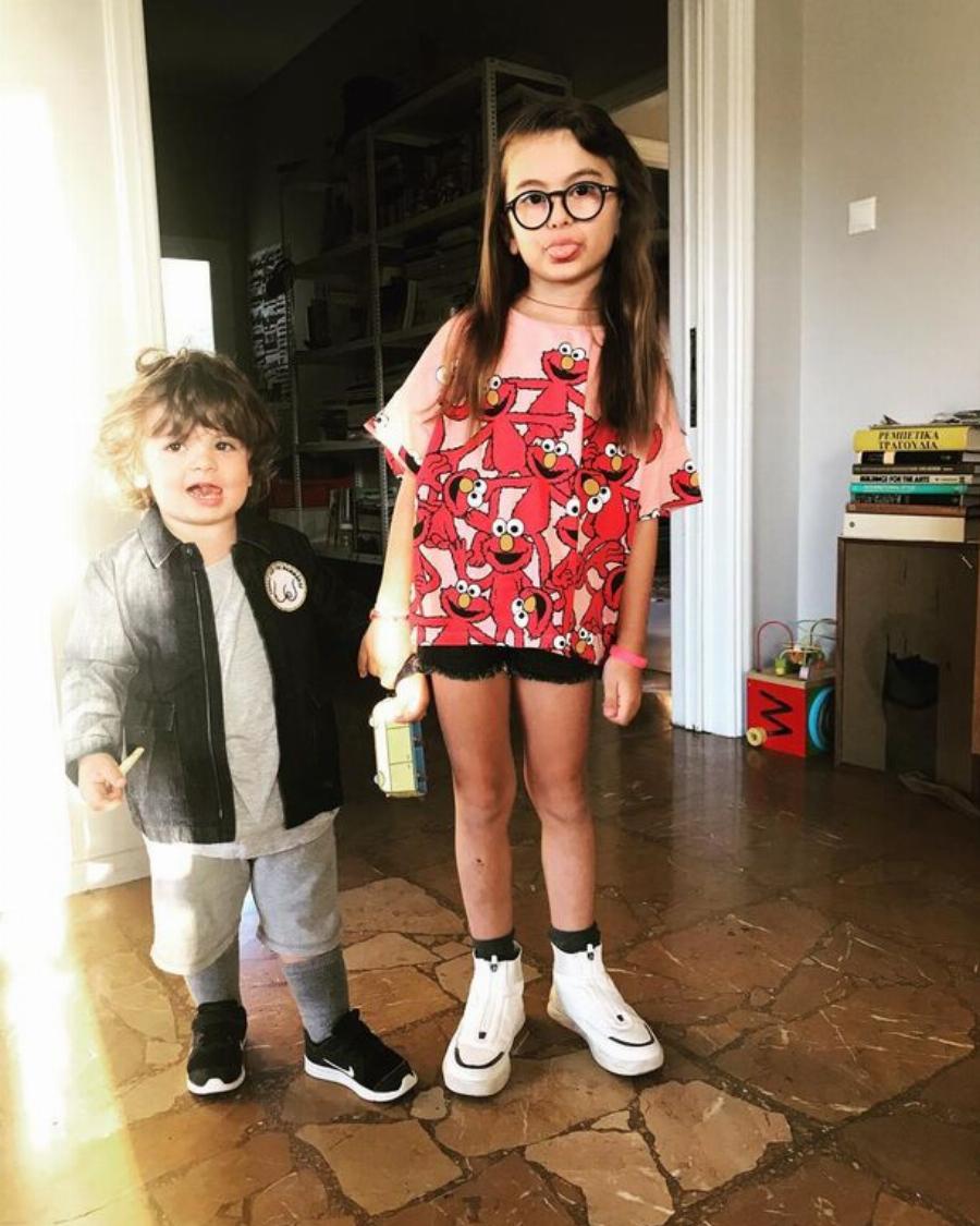 Ζενεβιέβ Μαζαρή: Σπάνιες οικογενειακές φωτογραφίες – Ποζάρει χωρίς μακιγιάζ μαζί με τα παιδιά της, που κληρονόμησαν την τσαχπινιά της