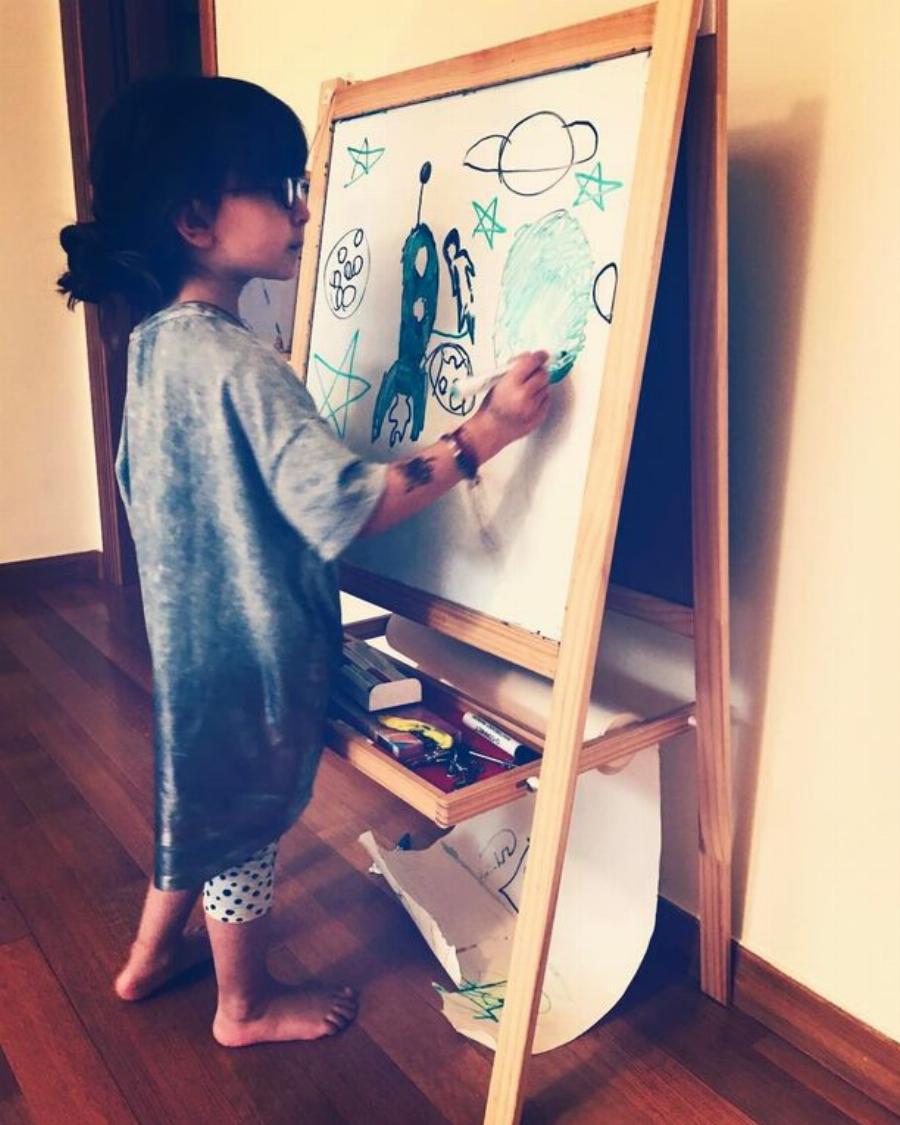 Ζενεβιέβ Μαζαρή: Σπάνιες οικογενειακές φωτογραφίες – Ποζάρει χωρίς μακιγιάζ μαζί με τα παιδιά της, που κληρονόμησαν την τσαχπινιά της