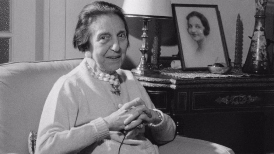 Δόρα Στράτου: Η αγάπη για τους παραδοσιακούς χορούς και η διάσωση της ελληνικής παράδοσης