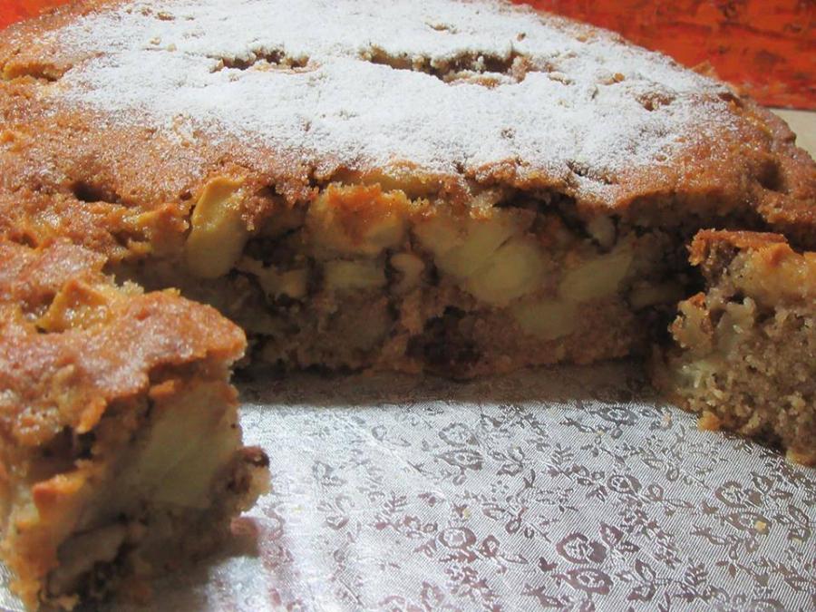 Νηστίσιμο κέικ μήλου: Η νόστιμη συνταγή με λάδι, πορτοκάλι και σταφίδες