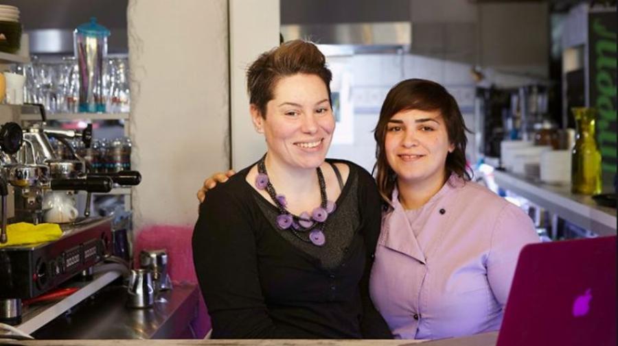 Ντέμη Γεωργίου: Η πρώτη γνωριμία με την σύντροφό της, η απόφαση για το σύμφωνο συμβίωσης και τα ομοφοβικά σχόλια