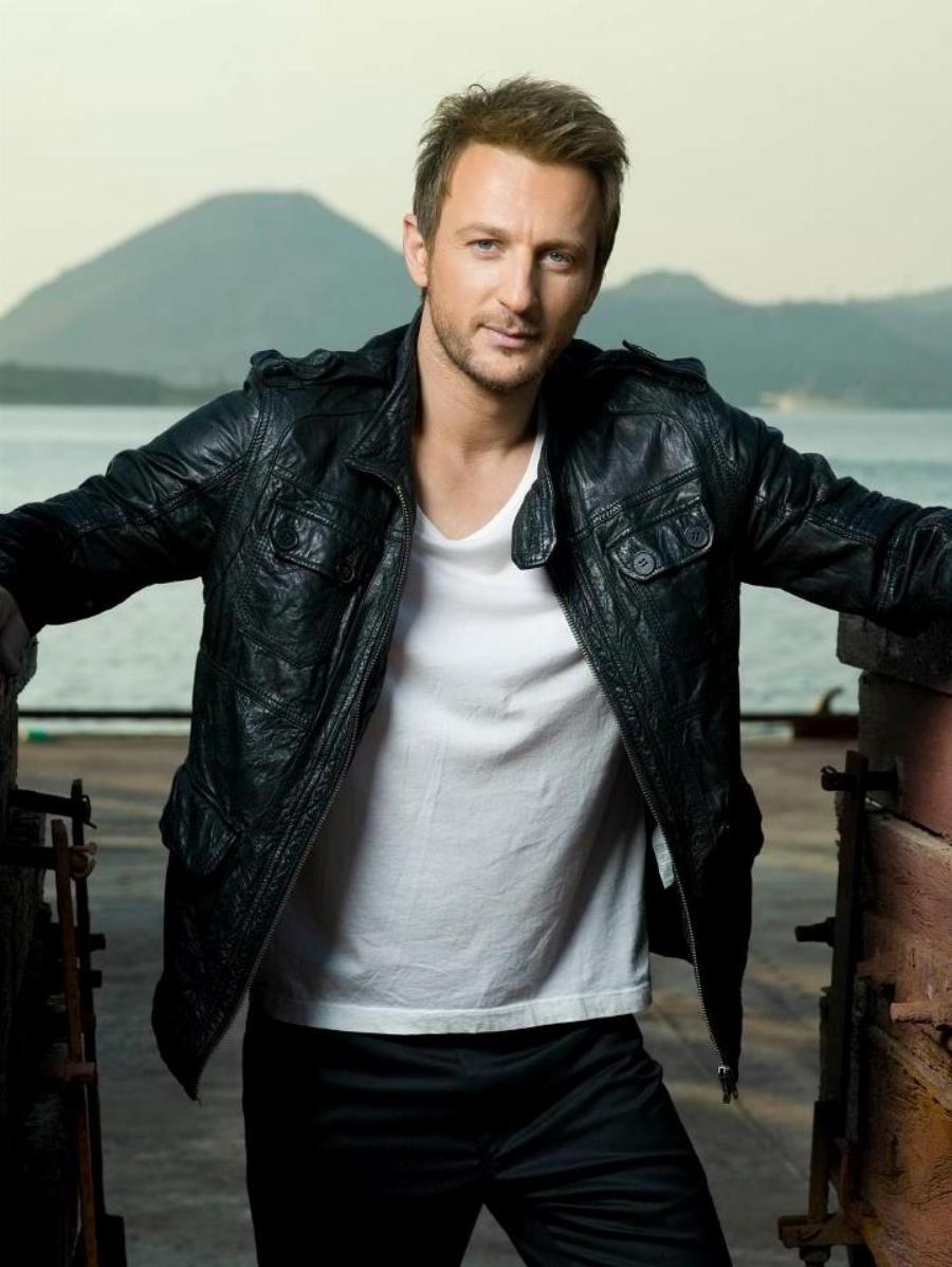 Κώστας Καραφώτης: «Πήρα πτυχίο στην Ιατρική. Το χρωστούσα σε αυτούς που πάλεψαν τόσο πολύ να με σπουδάσουν»