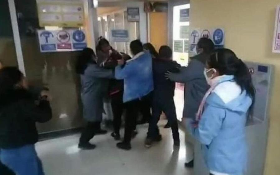 «Είχες πει θα μας προσέχεις»: Τα παιδιά σταματούν τον γάμο του πατέρα τους, διεκδικούν διατροφή και του πετάν μπογιές