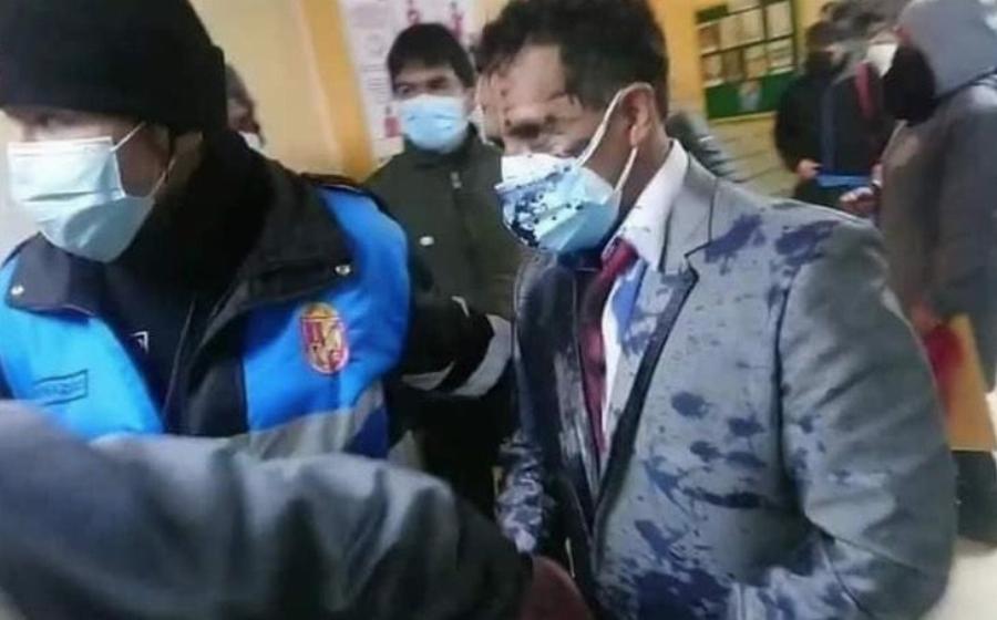 «Είχες πει θα μας προσέχεις»: Τα παιδιά σταματούν τον γάμο του πατέρα τους, διεκδικούν διατροφή και του πετάν μπογιές