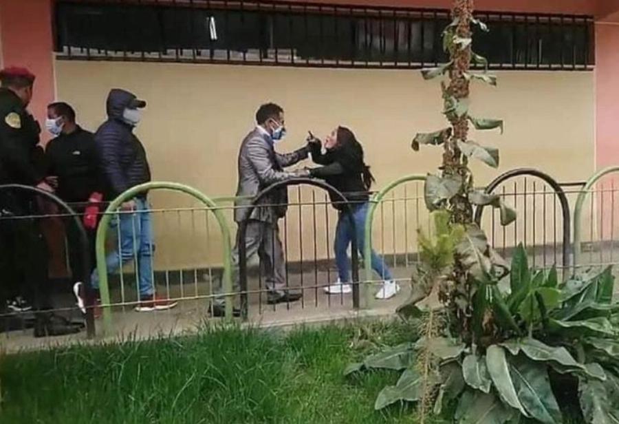 «Είχες πει θα μας προσέχεις»: Τα παιδιά σταματούν τον γάμο του πατέρα τους, διεκδικούν διατροφή και του πετάν μπογιές