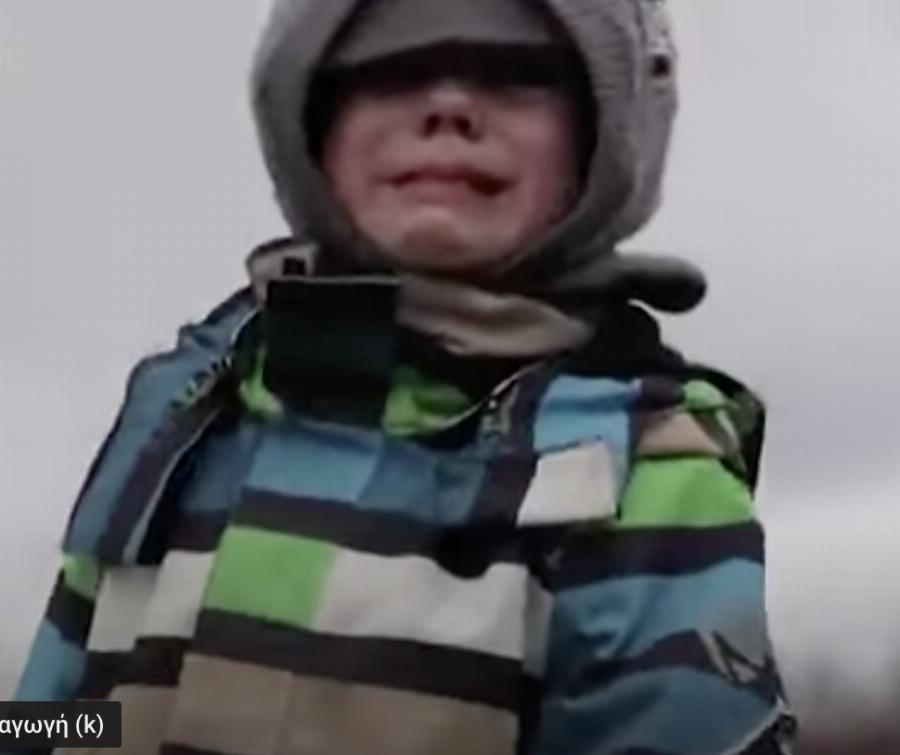 Μικρό αγόρι στην Ουκρανία κλαίει με λυγμούς καθώς περνά τα σύνορα με την Πολωνία