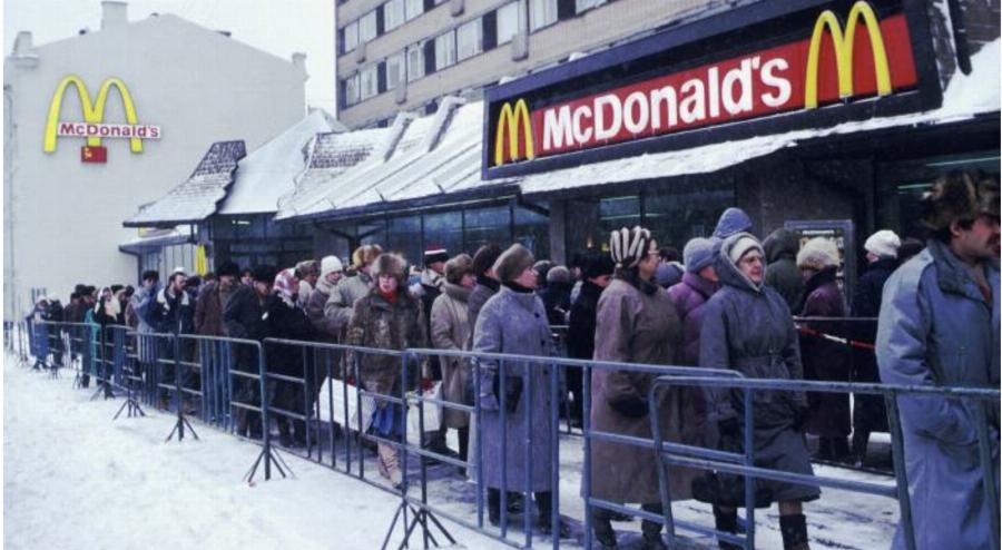 Εξελίξεις στην Ρωσία: Ουρές για ένα τελευταίο burger λίγο πριν τα McDonald’s φύγουν από τη χώρα