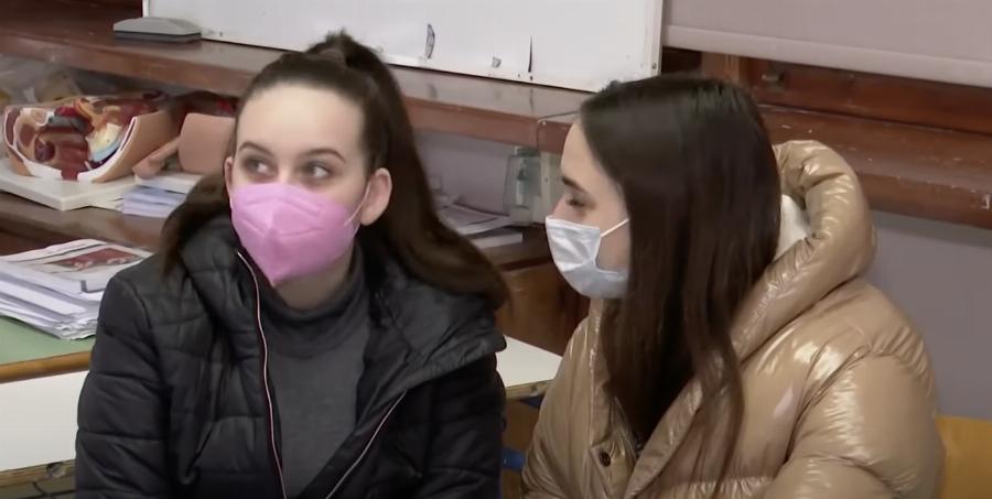 Ομογενής μαθήτρια από τη Μαριούπολη εξομολογείται: Ουκρανοί μας σταμάτησαν και μας απειλούσαν με όπλα