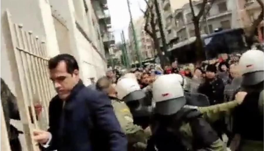 Έτρεξε να κρυφτεί ο Θάνος Πλεύρης από την οργή των υγειονομικών