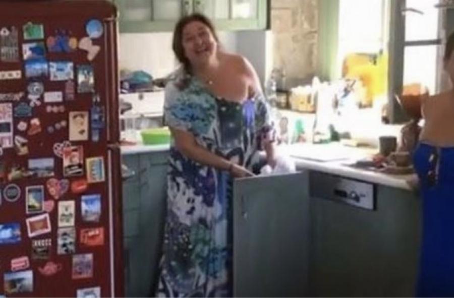 Ελισάβετ Κωνσταντινίδου: Το εντυπωσιακό εξοχικό στην Αίγινα με την μαγική θέα και την παραμυθένια αυλή