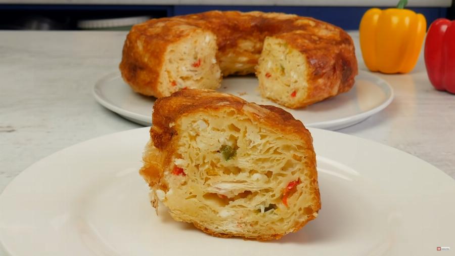 Αφράτη τυρόπιτα: Πεντανόστιμη και εύκολη στην φόρμα του κέικ – Η γευστική συνταγή χωρίς κόπο