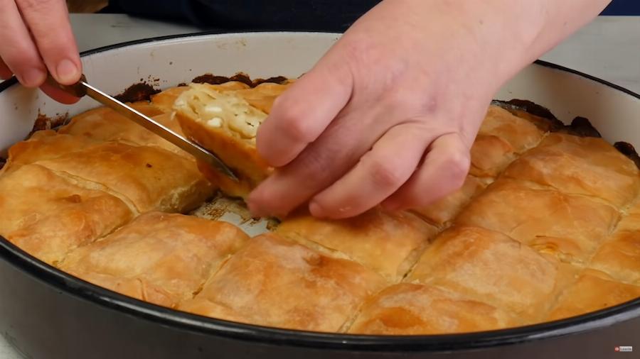 Τυρόπιτα με φέτα: Η διαφορετική συνταγή με γάλα – Τραγανή, λαχταριστή και έτοιμη μόνο σε 30′