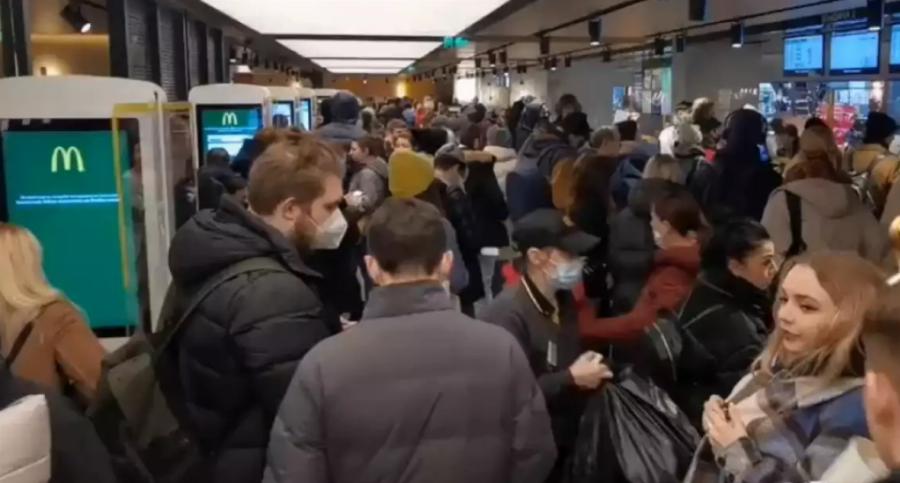 Εξελίξεις στην Ρωσία: Ουρές για ένα τελευταίο burger λίγο πριν τα McDonald’s φύγουν από τη χώρα