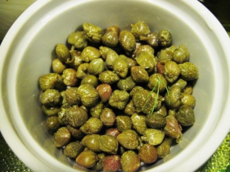 Κάππαρη: Προκαλέσει συσπάσεις στη μήτρα, σταματά τη διάρροια, ανακουφίζει από τους πόνους στο στομάχι και από τα φουσκώματα