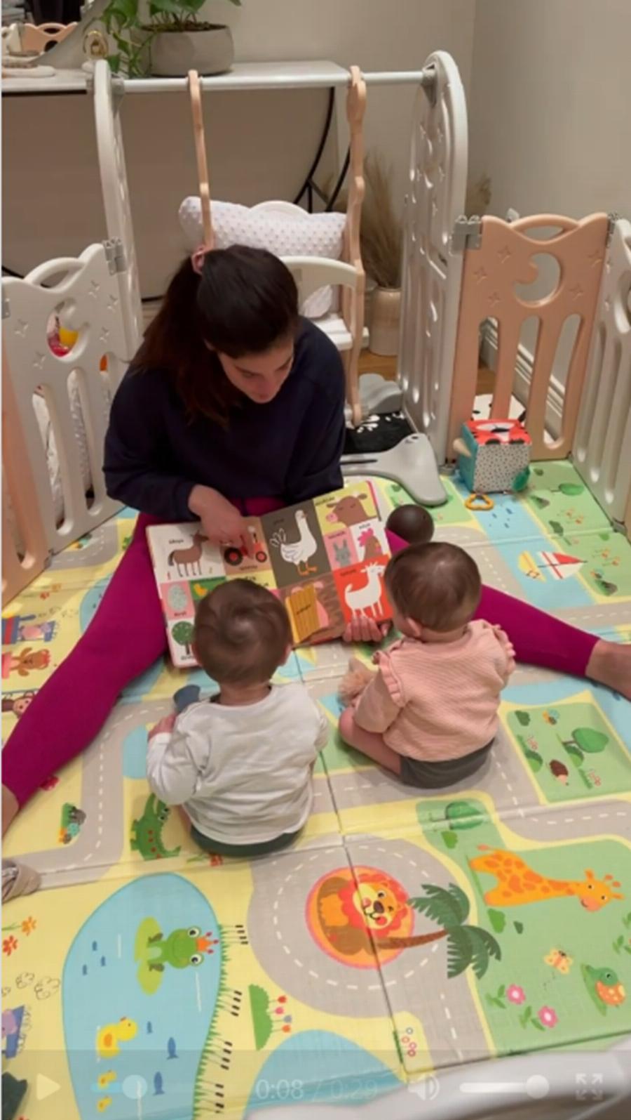 Οι 7 μηνών δίδυμες Αριάνα και Φιλίππα Τανιμανίδη διαβάζουν βιβλία και προσπαθούν να μιλήσουν σε ένα υπέροχο βίντεο