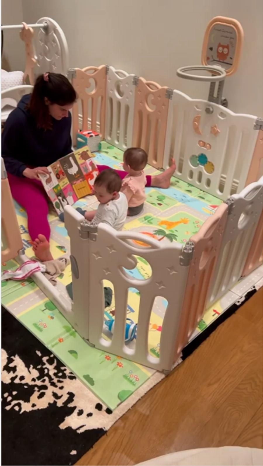 Οι 7 μηνών δίδυμες Αριάνα και Φιλίππα Τανιμανίδη διαβάζουν βιβλία και προσπαθούν να μιλήσουν σε ένα υπέροχο βίντεο