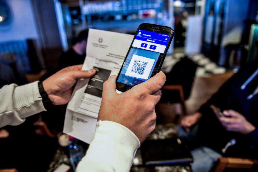 Πιστοποιητικά τέλος αλλά τα πρόστιμα μένουν: Ελεύθεροι στην εστίαση οι ανεμβολίαστοι όμως με κανονική πληρωμή των 100€