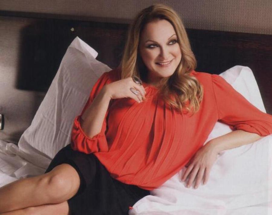 Ρένια Λουιζίδου: Τα 25 χρόνια αγάπης με τον σύζυγό της, το μυστικό του γάμου της, ο φόβος στην γέννηση του γιου της και το μεγάλο παράπονό της