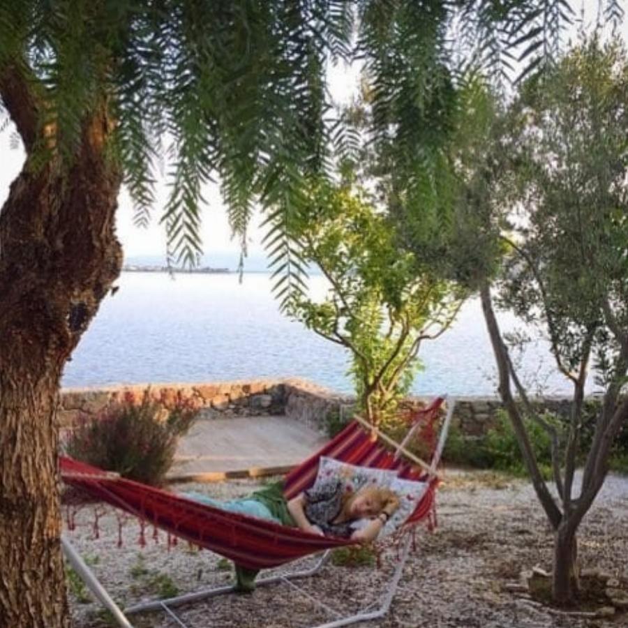 Εξοχικό στην Αίγινα: Το μαγευτικό σπίτι του Αθερίδη και της Καρύδη δίπλα στην Αθήνα