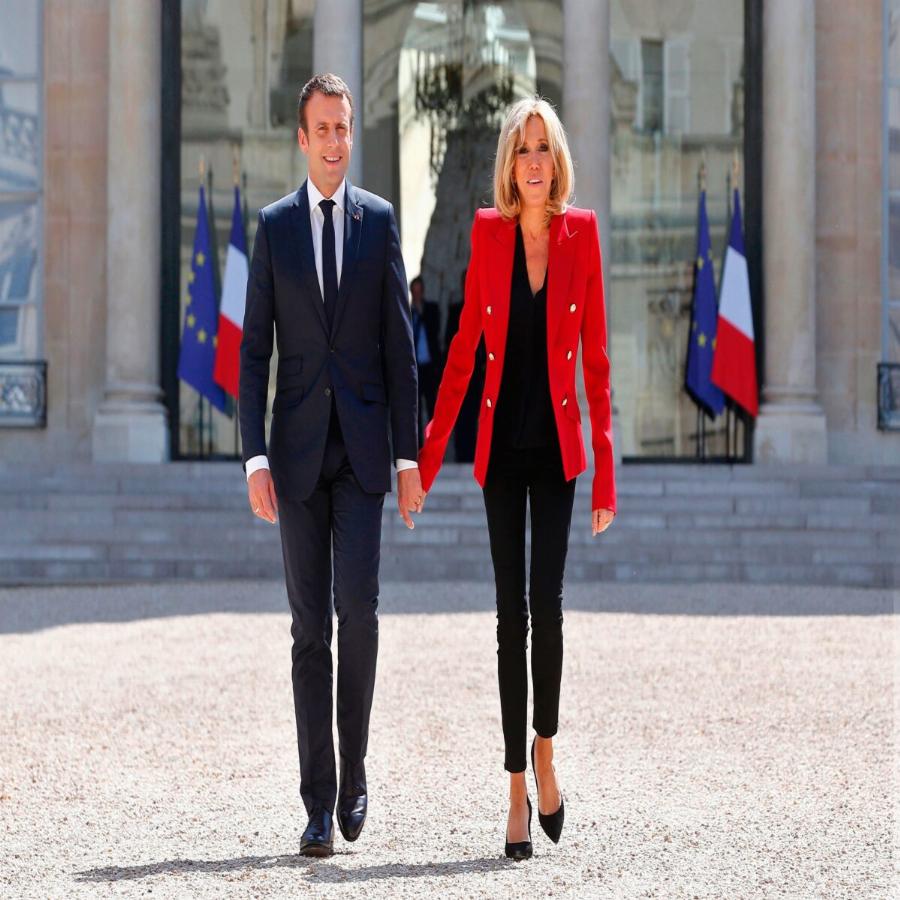 Η άγνωστη ιστορία της σικ κυρίας Μακρόν που παντρεύτηκε τον μαθητή της και έγινε η Πρώτη Κυρία της Γαλλίας