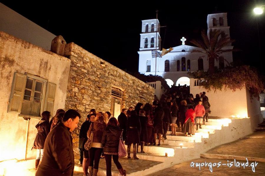 «Πρέπει να έρθεις στο νησί μας το Πάσχα»: Πέντε ελληνικά νησιά με ξεχωριστά έθιμα που αξίζει να επισκεφθείς