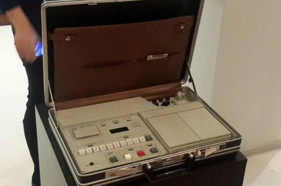 “Έχει μέσα τους κωδικούς για τα πυρηνικά;”: Παγκόσμιος σάλος με τη βαλίτσα που κουβαλάει παντού μαζί του ο Πούτιν