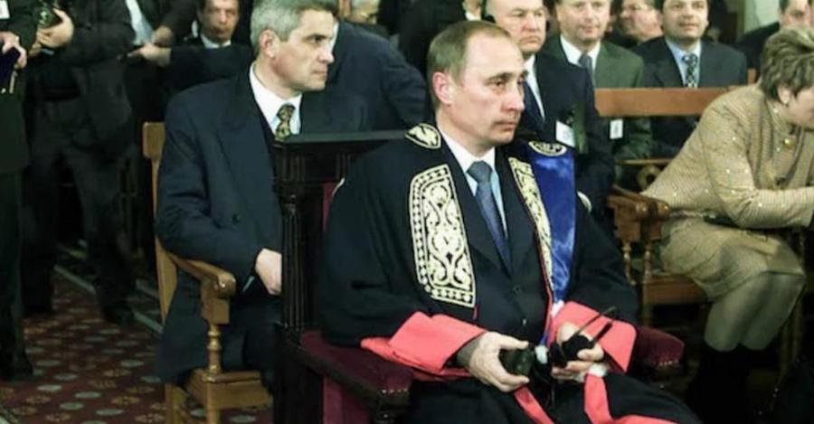 Το Πανεπιστήμιο Πελοποννήσου αφαίρεσε τον τίτλο επίτιμου διδάκτορα από τον Βλαντιμίρ Πούτιν