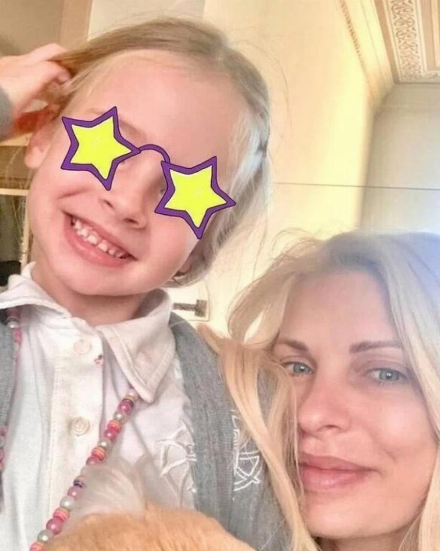 Ελένη Μενεγάκη: Η κόρη της, Μαρίνα Παντζοπούλου, μεγάλωσε και η ομοιότητα με τη μαμά της είναι πραγματικά εκπληκτική