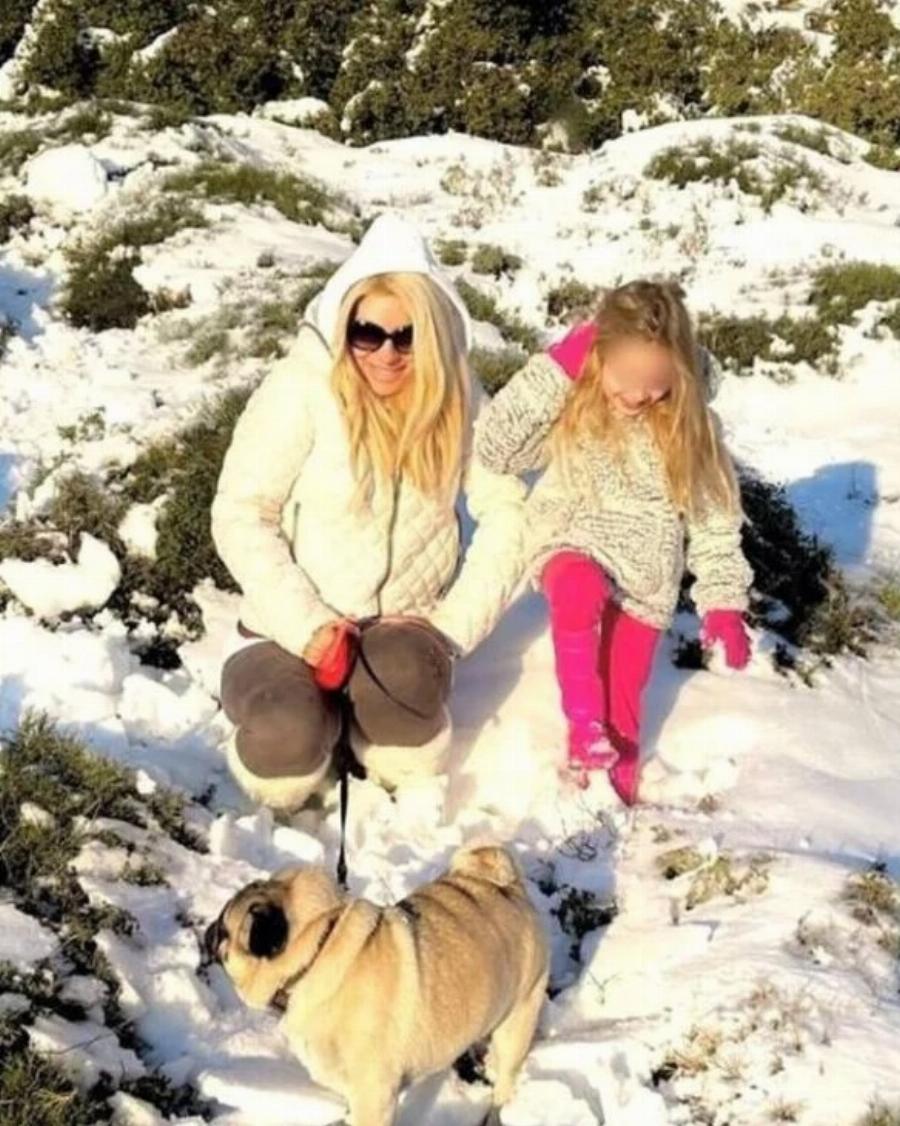 Ελένη Μενεγάκη: Η κόρη της, Μαρίνα Παντζοπούλου, μεγάλωσε και η ομοιότητα με τη μαμά της είναι πραγματικά εκπληκτική