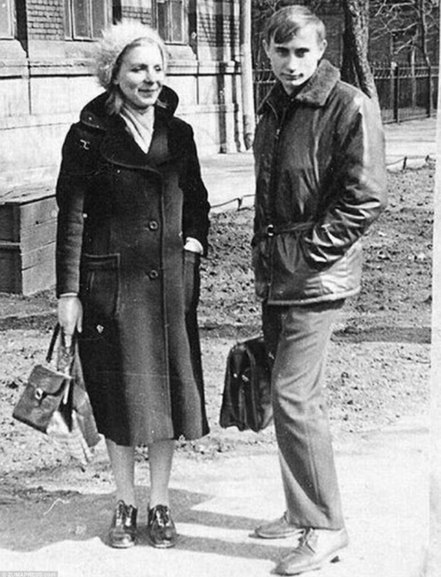 Βλαντιμίρ Πούτιν: Σπάνιες εικόνες από τη ζωή του πριν γίνει Πρόεδρος – Ήθελε να τις εξαφανίσει αλλά δεν τα κατάφερε