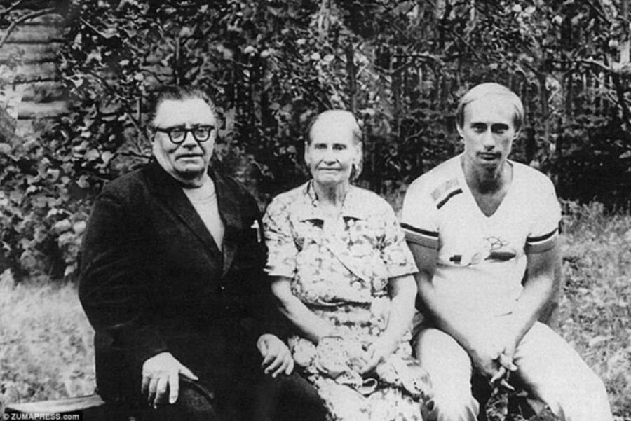 Βλαντιμίρ Πούτιν: Σπάνιες εικόνες από τη ζωή του πριν γίνει Πρόεδρος – Ήθελε να τις εξαφανίσει αλλά δεν τα κατάφερε