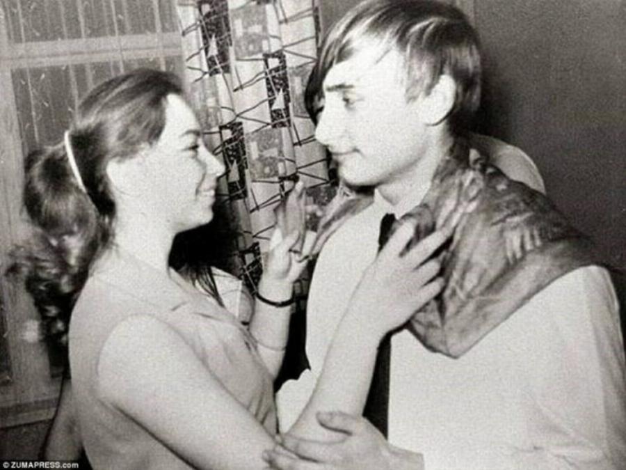 Βλαντιμίρ Πούτιν: Σπάνιες εικόνες από τη ζωή του πριν γίνει Πρόεδρος – Ήθελε να τις εξαφανίσει αλλά δεν τα κατάφερε