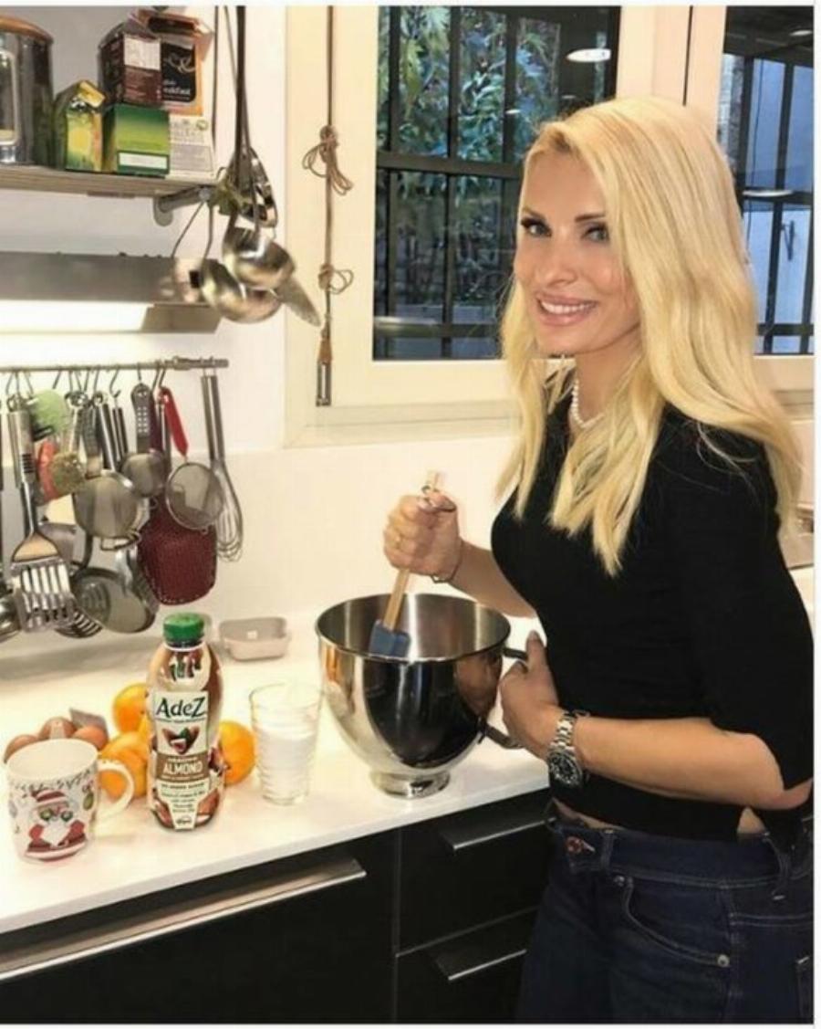 Ελένη Μενεγάκη: Οι νέες και σπάνιες εικόνες  από το σπίτι της στα Μελίσσια – Το παλάτι που είναι «βγαλμένο από το Χόλυγουντ»