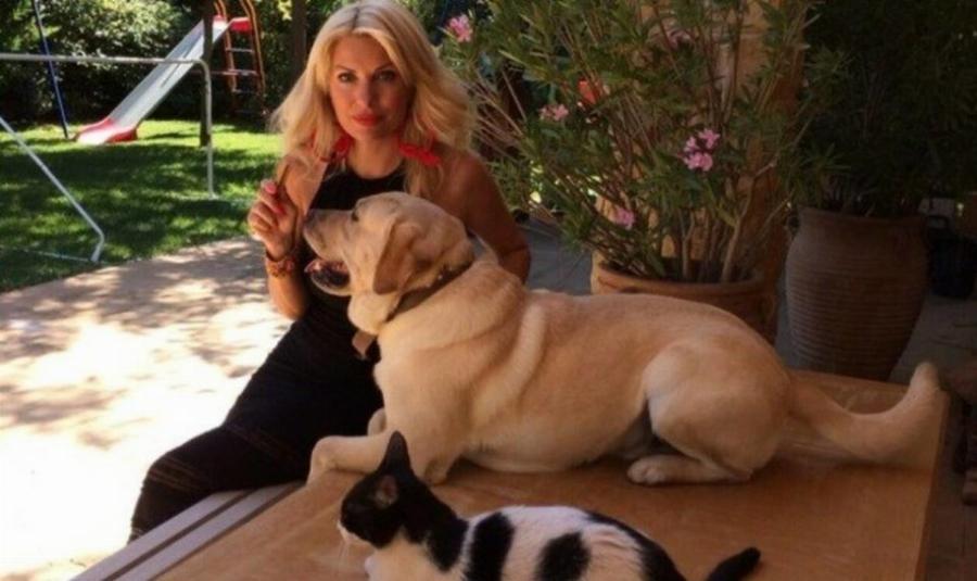 Ελένη Μενεγάκη: Οι νέες και σπάνιες εικόνες  από το σπίτι της στα Μελίσσια – Το παλάτι που είναι «βγαλμένο από το Χόλυγουντ»