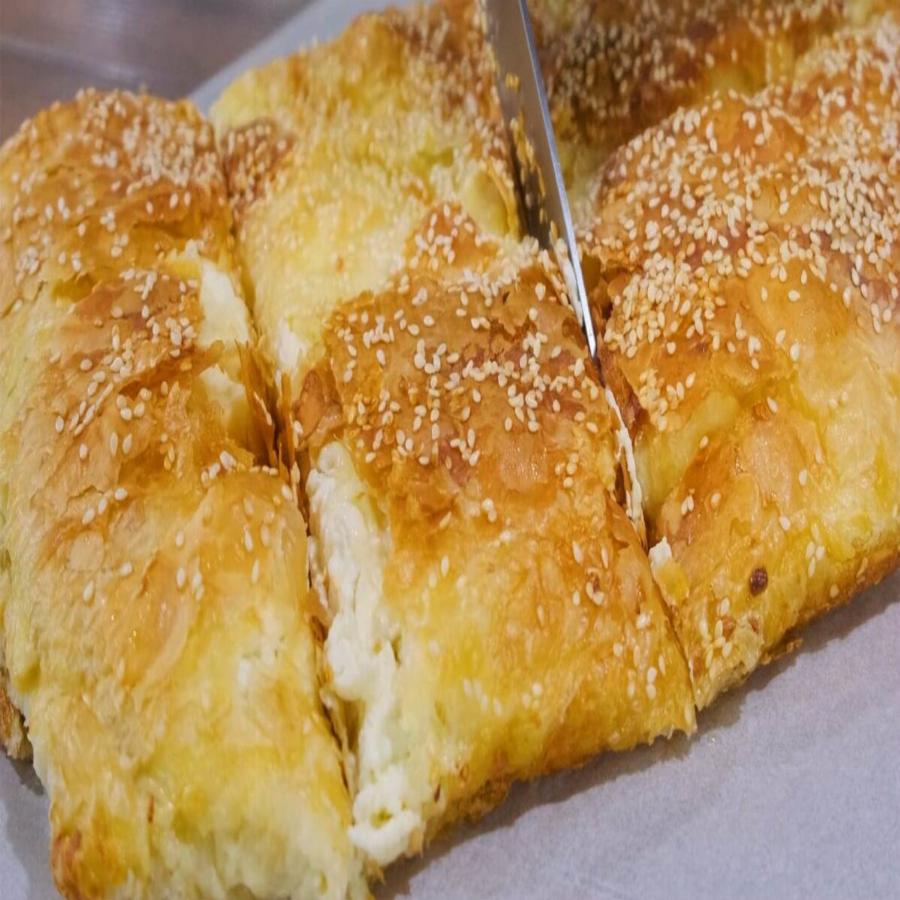 Τσαλακωτή τυρόπιτα με φέτα: Έτοιμη στο πι και φι και μόλις με πέντε υλικά