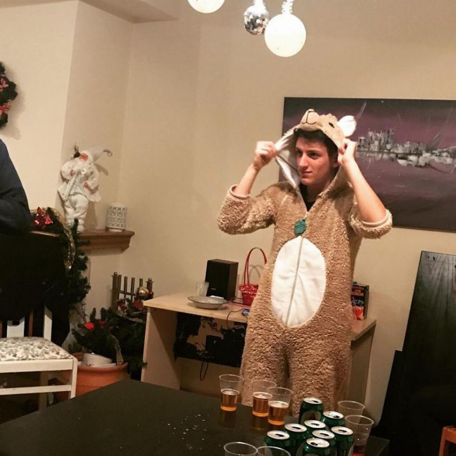 Θάνος Καλλίρης: Ο γιος του, Τίτος, έκλεισε τα 21, είναι εξαιρετικά γοητευτικός και μοιάζει στον μπαμπά του